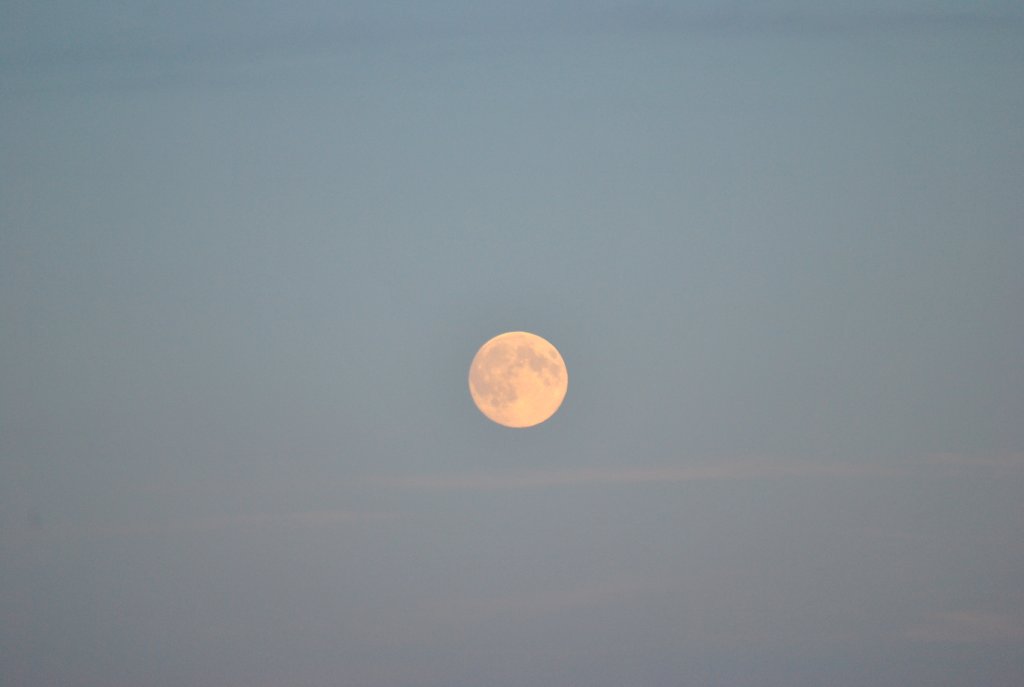 Der Mond ber Lehrte um 19:30 Uhr