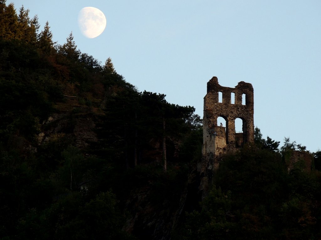 Der Mond erhebt sich ber der Ruine Grevenburg, hoch ber Traben-Trarbach; 120827