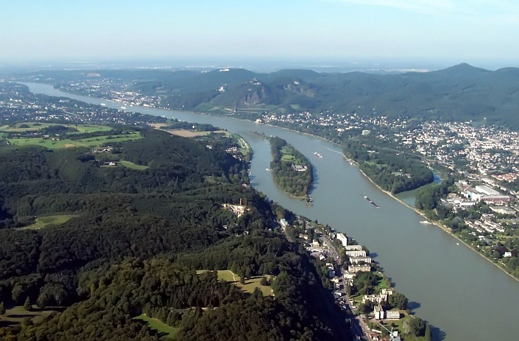 Der Rhein mit der Insel Nonnenwerth, rechts ein Teil des Siebengebirges - Luftaufnahme vom Sommer 2005