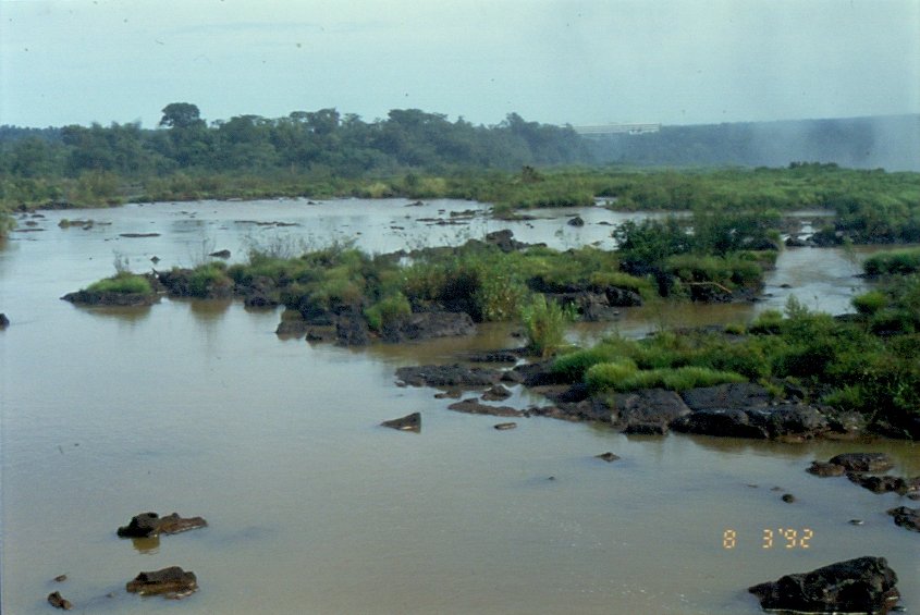 Der Rio de Iguaz oberhalb der Iguaz Wasserflle an der Grenze von Brasilien und Argentinien im Mrz 1992