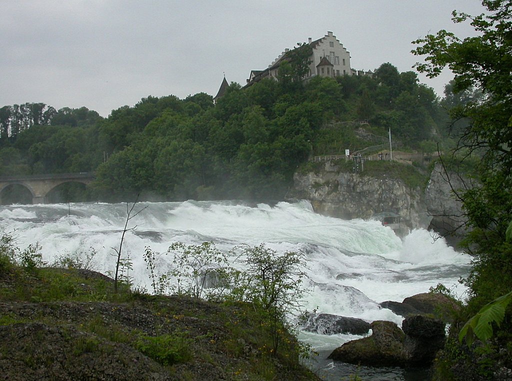 Der weltber�hmte Rheinfall bei Schaffhausen(02.06.2010). Auf dem Berg thront das