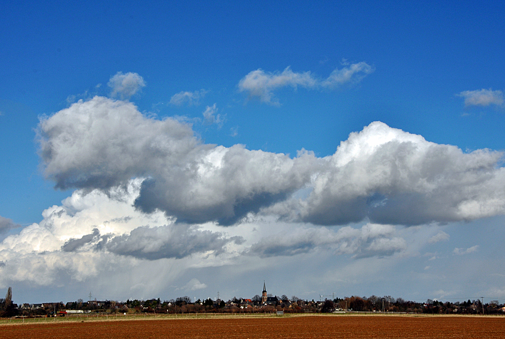 Dicke Wolken ber Euskirchen-Euenheim - 05.02.2013