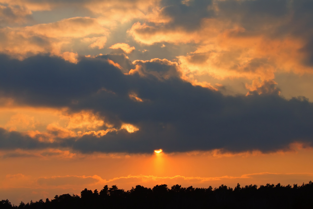 Die Abendsonne kmpft sich durch die Wolkendecke. - 15.03.2013