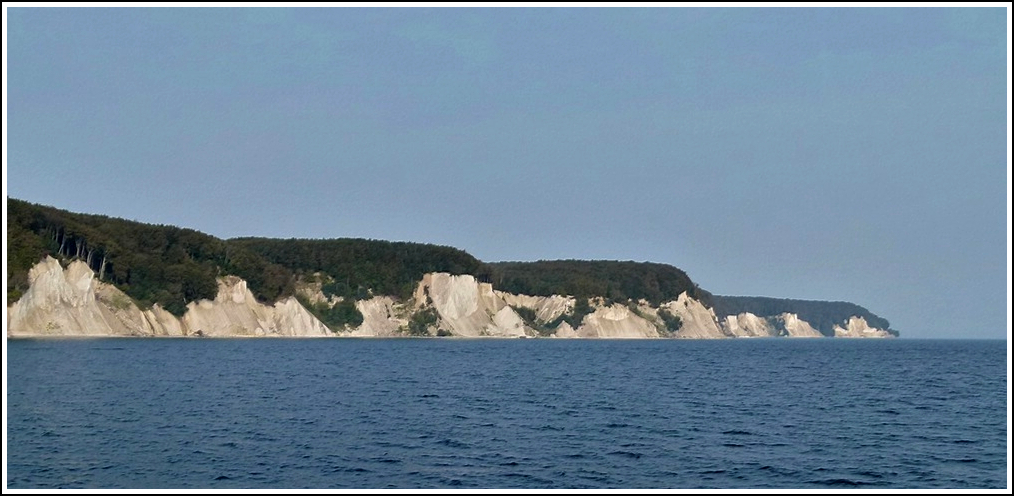Die Kreidefelsen an der Ostseekste sind Teil des Nationalparks Jasmund auf der Insel Rgen. Das beeindruckende Naturdenkmal kann man wunderbar von der Ostsee aus fotografieren. 26.09.2011 (Jeanny)
