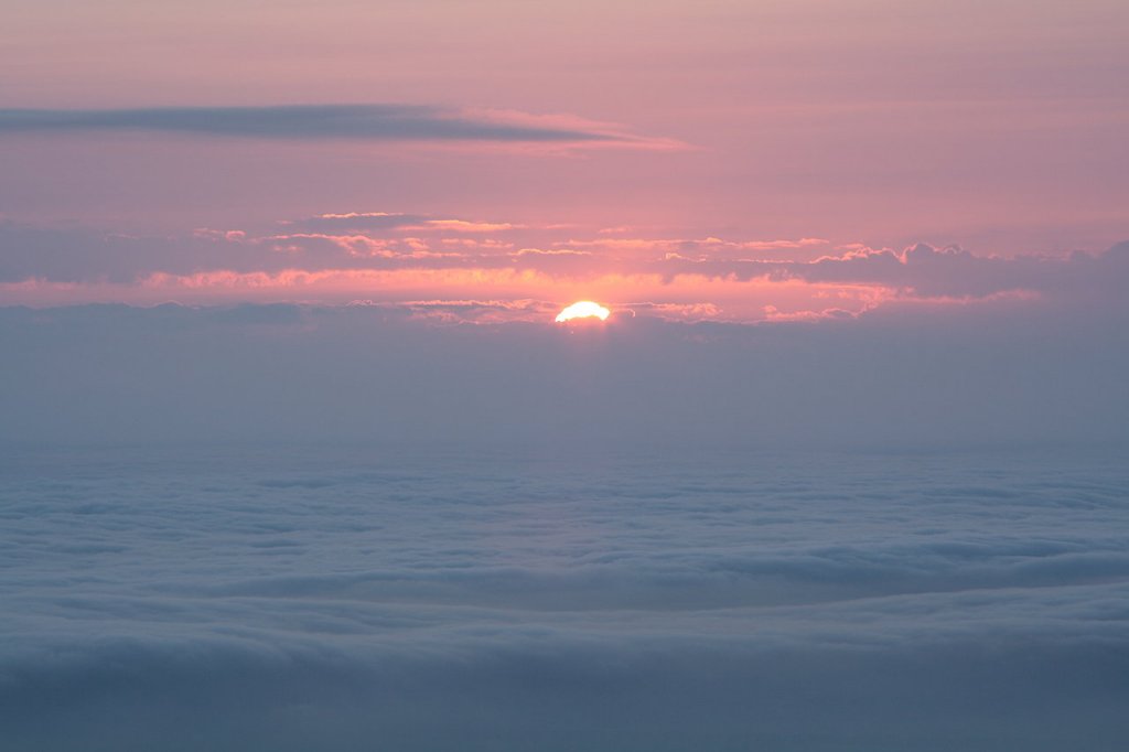Die Sonne hebt sich langsam ber die Wolkendecke ber Norddeutschland; Blick von der Treppe des Brockenhauses am Morgen des 12.07.2013...