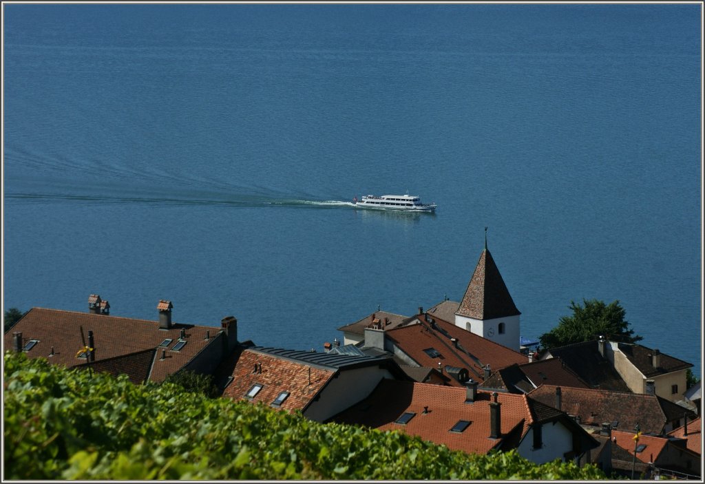 Ein Ausflugschiff fhrt gemtlich am Dorf Grandvaux vorbei.
(18.07.2012)