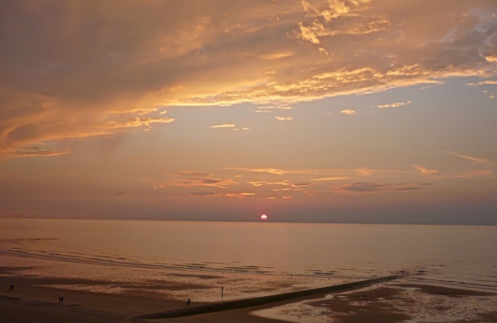 Ein Blick Richtung England, kurz vor 21.00 Uhr. Whrend der Strand von Oostende noch zu einem kurzen Abendsparziergang einldt, verabschiedet sich das Tageslicht allmhlich vom 19/08/2011.
