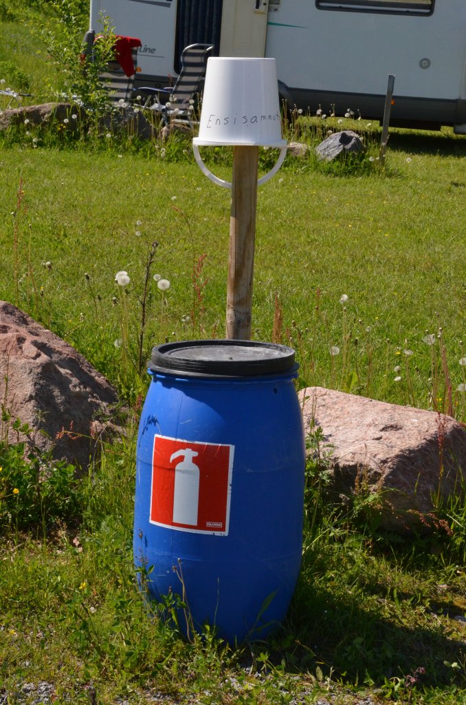 Ein Feuerlscher (Tonne mit Wasser voll) auf dem Campingplatz in Tampere am 13.06.2012.



