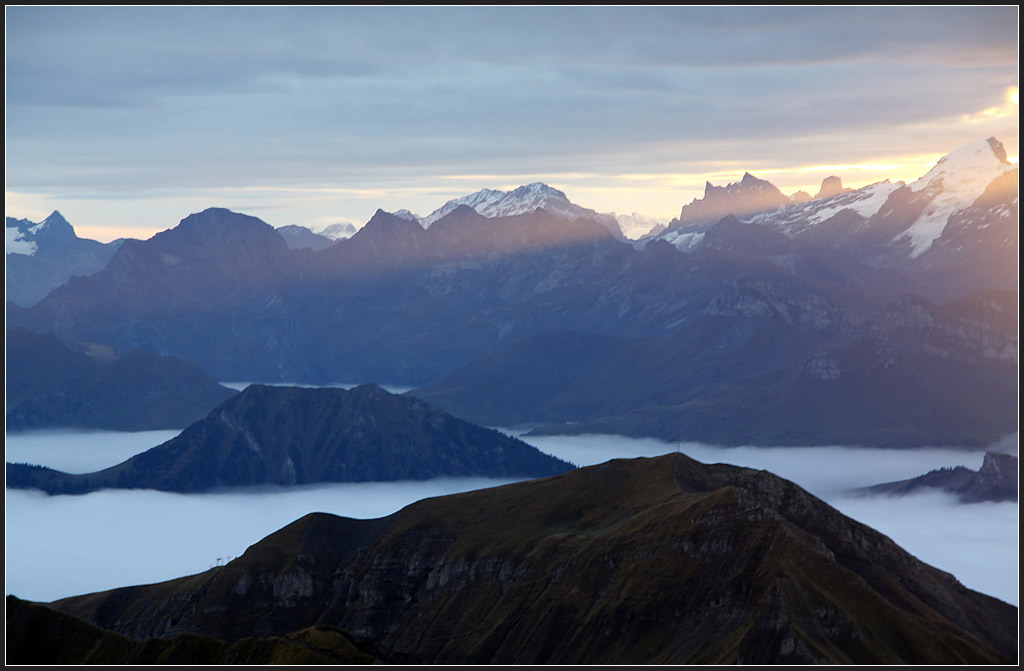 Ein Morgensonnenstrahl in den Schweizer Bergen - 

Blick vom Gipfel des Brienzer Rothorns nach Osten. Ganz links der Urirotstock (2929), in Bildmittel der Tödi (3614) dann mit den Zacken der Spannörter (3199) und ganz rechts der Tillis (3239). 

30.09.2012 (M)