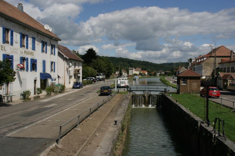 Ein Seitenkanal des Doubs mit Schleuse in L'Isle-sur-le-Doubs; 29.08.2010