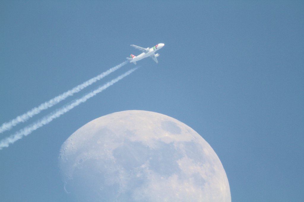 Eine Passagiermaschine Travel PP mit Mond im Hintergrund, 3.3.2012. 