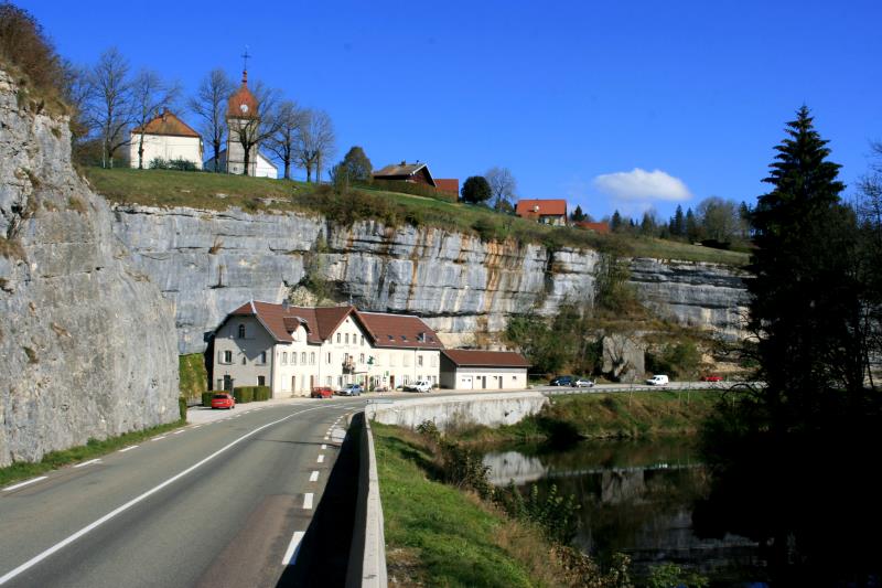 Eine der phantastischten Schlaufen bildet der Doubs an den Kalkfelsen bei Morteau; 22.10.2011