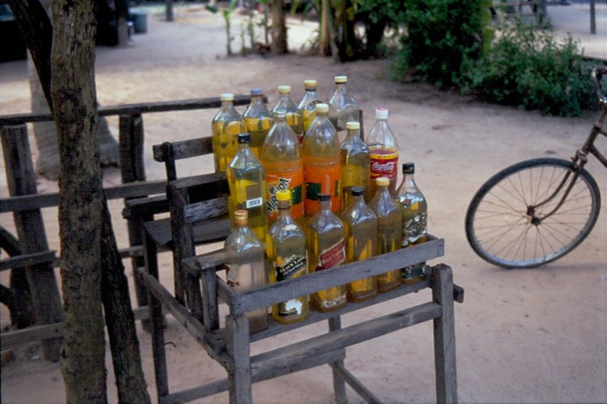 Eine  Tankstelle  an der Hauptstrasse von Aranyaprathet in Thailand nach Siem Reap in Kambodscha. Der Kraftstoff fr Motorrder war in Flaschen abgefllt. (Mai 2006)