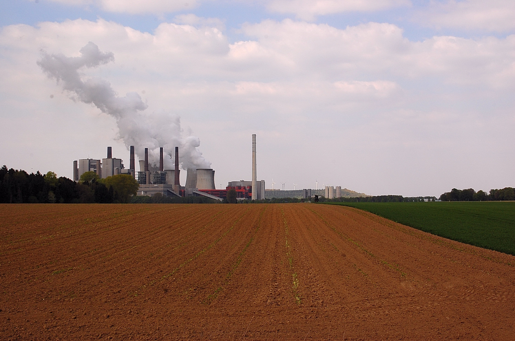 Einige Meter nach links geblickt, dann sieht man auch den  alten  Block vom Kraftwerk Neurath aus der Landschaft hervorstehen, so man seinen Blick ber die Felder bei Grommershoven gen nordosten schweifen lsst. 17.4.2011