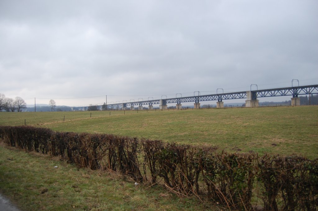 Eisenbahnbrcke ber das Geultal in Ostbelgien/Morsenet. Die Brcke  ist ca. 1,1 Kilometer lang und die Stahlteile sind vor einigen Jahren ersetzt wurden, damit die Zge wieder schneller als 20 Km/h fahren drfen.
