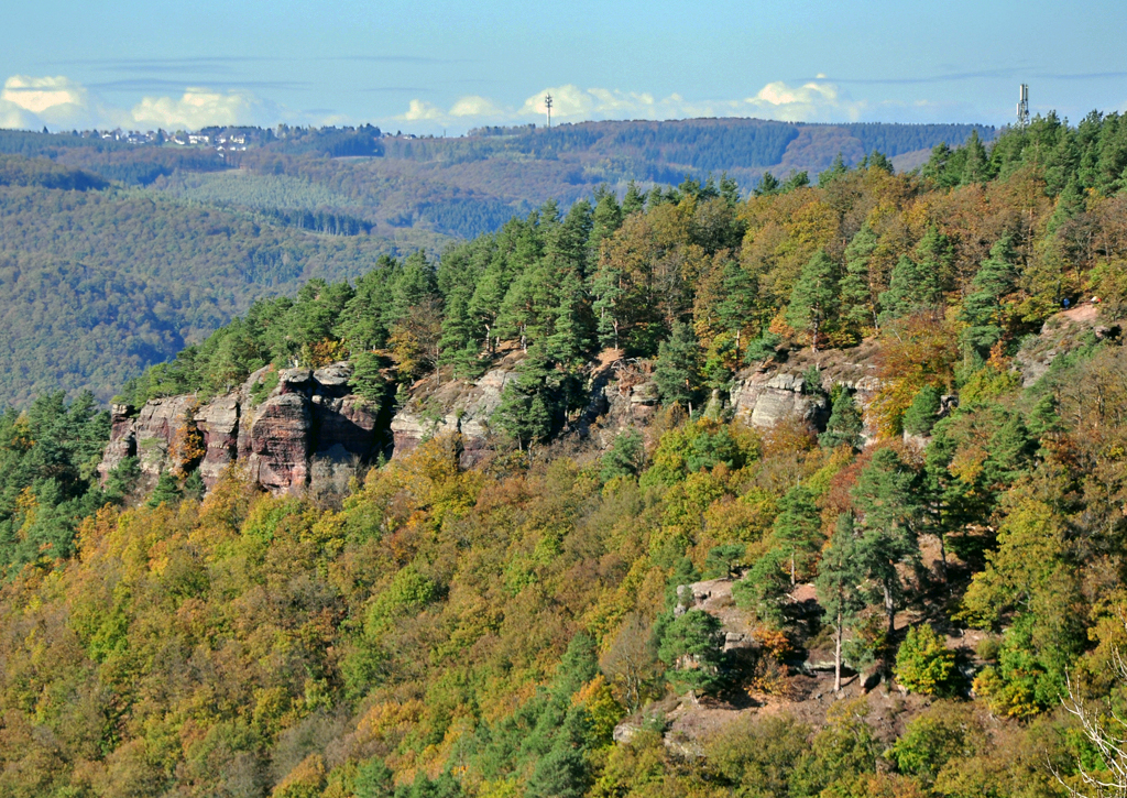 Felsenwnde bei der Burg Nideggen mit Hrtgenwald im Hintergrund - 27.10.2012