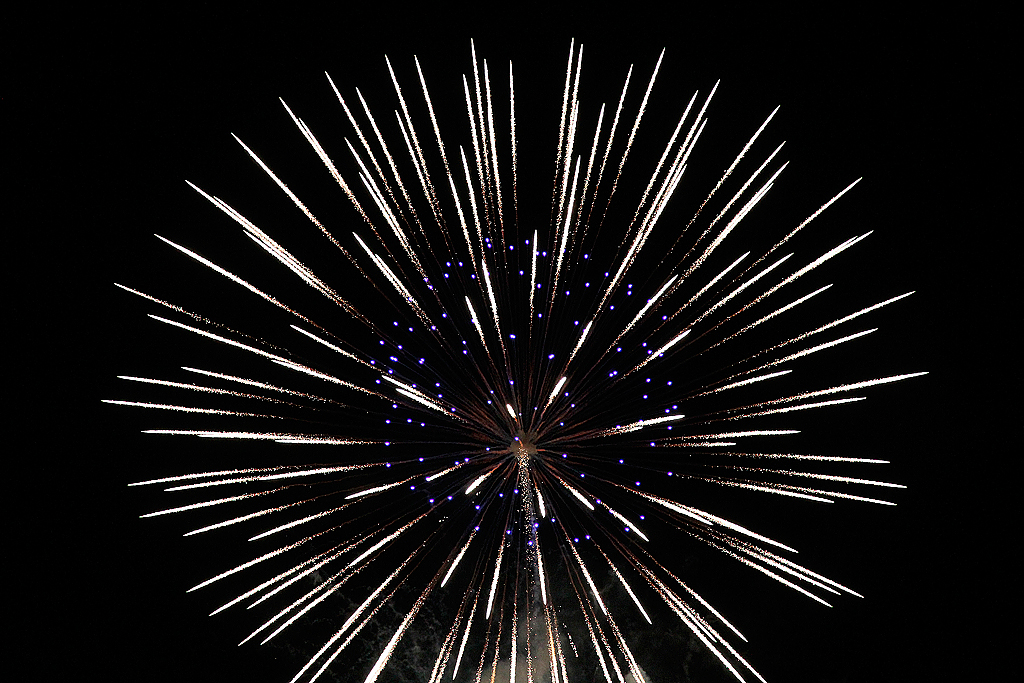 Feuerwerk am Bielersee anlsslich CH-Nationalfeiertag, das jeweils am Vorabend stattfindet. Aufnahme in Biel/Bienne vom 31. Juli 2011, 23:00 