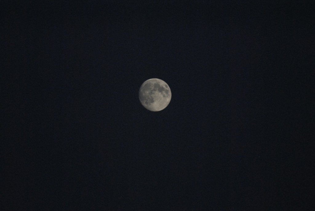 Foto vom Mond am 20.09.2010 in Lehrte. Aufgenommen mit einen Sigma 70-300 mm Obyektiv.
