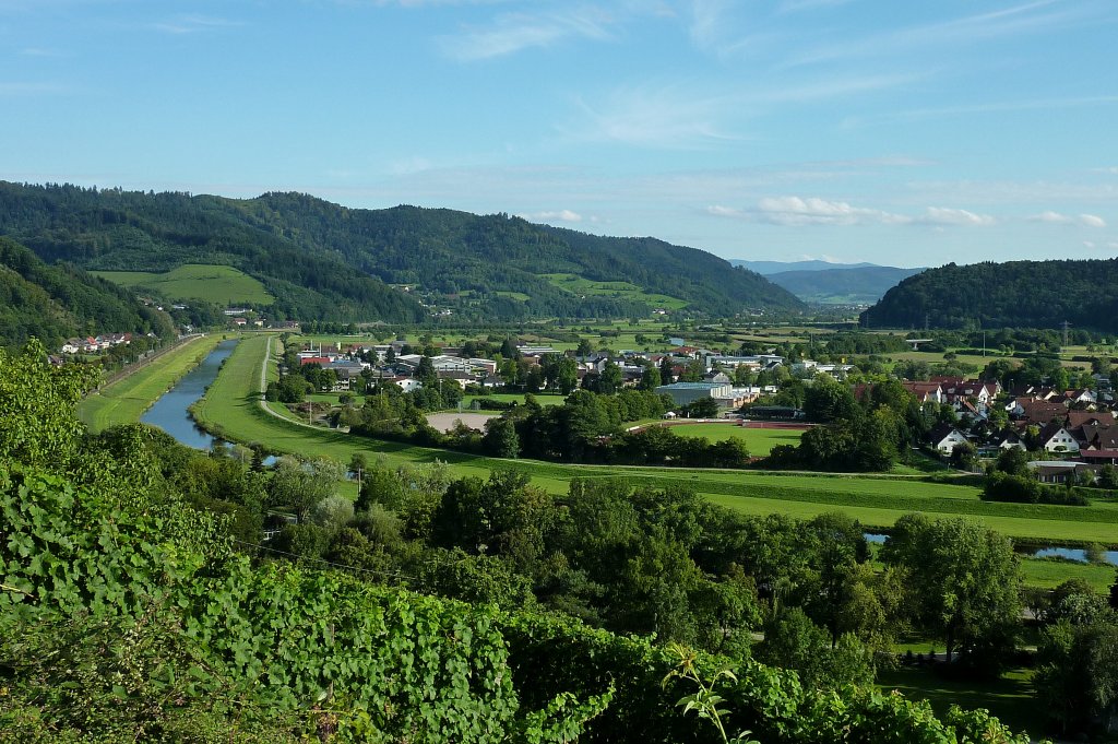 Gengenbach, Blick von der Jakobuskapelle ins Kinzigtal, links die kanalisierte Kinzig, Aug.2011
