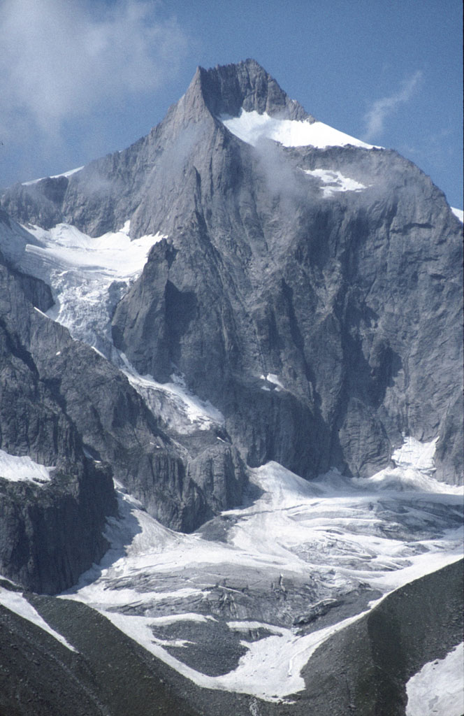 Gro Wannenhorn (3905m), aufgenommen bei Steineregga auf dem Weg von Bellwald zur Alpe Richinen im Sommer 1981