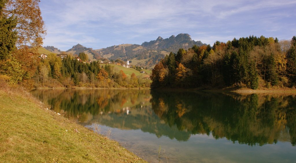 Herbststimmung am Lac de Montsalvens mit Blick auf die Freiburger Berge.
(Oktober 2009)