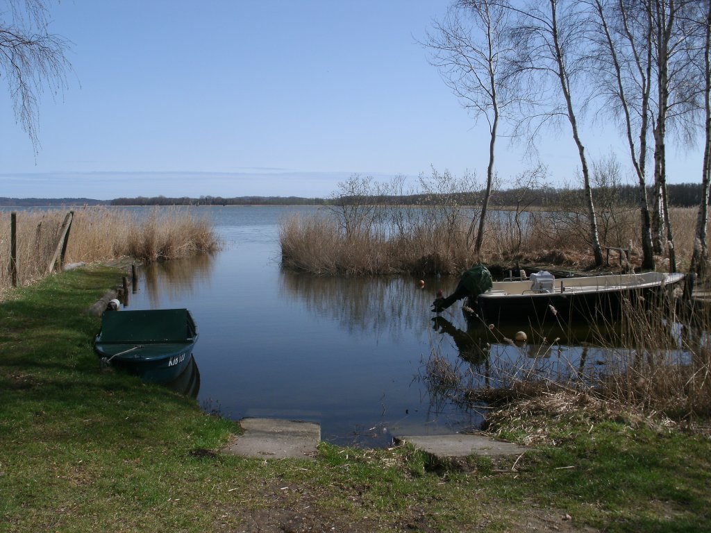 In einer kleinen Bucht am Kleinen Jasmunder Bodden lagen diese Boote,am 10.April 2011,bei Buschvitz.