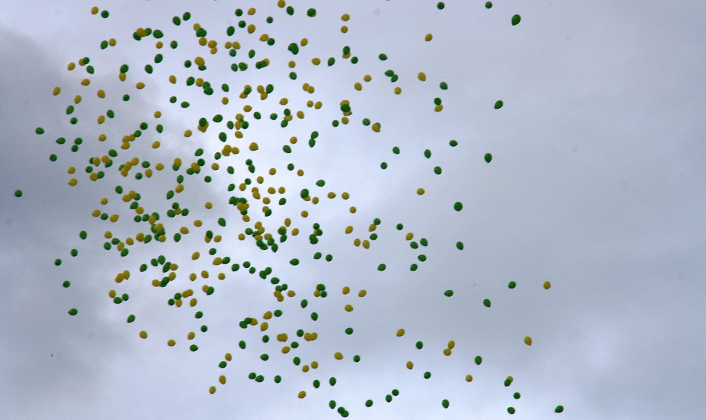 Luftballons in den brasilianischen Farben fliegen in den Sommerhimmel.
Aufgenommen bei der Eröffnungsfeier des CHIO 2012 in Aachen am 3.7.2012.