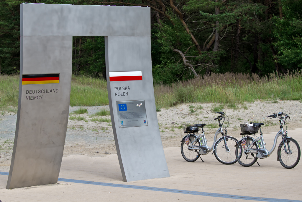 Mit ausgeliehenen E-Bikes, an der Movelo Station Ahlbeck, ber die Deutsch-Polnische Grenze nach Swinemnde. - 10.07.2012
