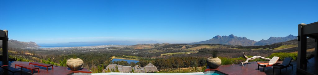 Panoramaaufnahme von Bezweni mit Blick vom Kap der Guten Hoffnung bis zum Tafelberg im Hintergrund und im Vordergrund von Gordon's Bay bis zum Hottentotts Helderberg. 20. November 2009, 10.07 Uhr, 26 Grad Celsius.