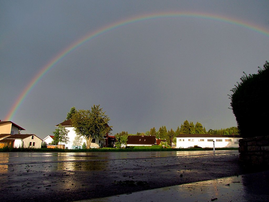 Regenbogen w�hrend eines kr�ftigen Regenschauers;110619  