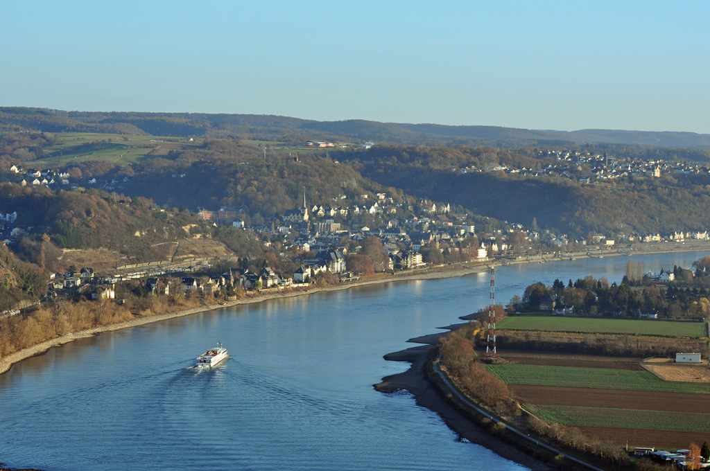 Rheinbogen bei Linz mit Blick auf die ersten Westerwaldhgel - 28.11.2011