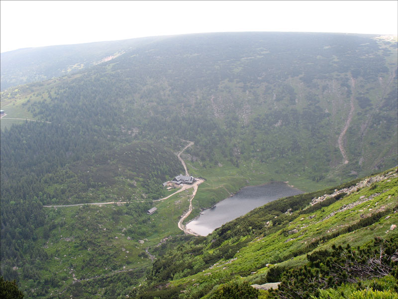 Riesengebirge polnische Seite (ehemals Schlesien): Kleiner Teich (polnisch: Mały Staw), 1.183 m .M., ebenfalls ein Gletscherkar 7 m tief, 280 m lang, 160 m breit mit der Kleinen Teichbaude (polnisch: Schronisko Samotnia (Einde)); vom polnisch-tschechischen  Freundschaftsweg  (Kammweg) gesehen; 26.06.2010

