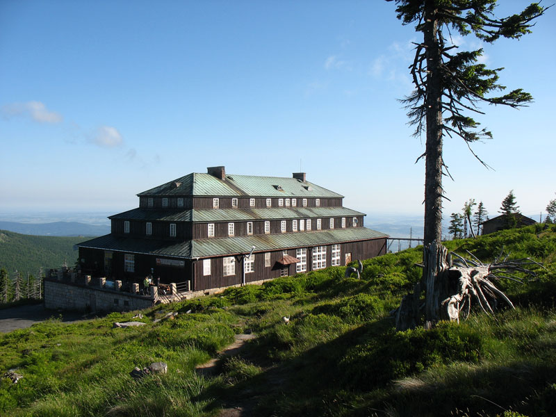 Riesengebirge polnische Seite: Schronisko Odrozenie (Baude  Wiedergeburt ), 1240 m - das 1929 als Jugendherberge erffnete Jugendkammhaus Rbezahl am Fu der Kleinen Sturmhaube (ehemals zu Hain in Schlesien); 27.06.2010
