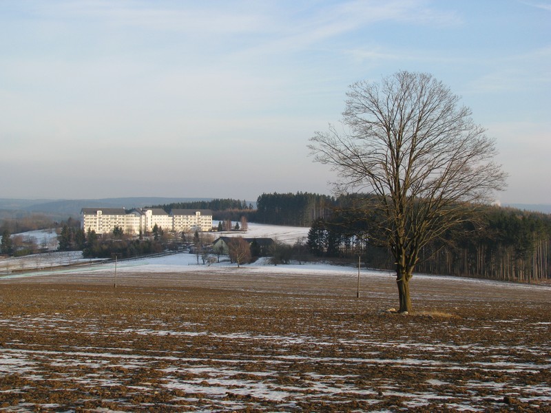 Saale-Orla-Kreis; Landschaft an der landesstrae Lobenstein nach Neundorf mit Blick zur Median-Klinik in Bad Lobenstein [Januar 2008]