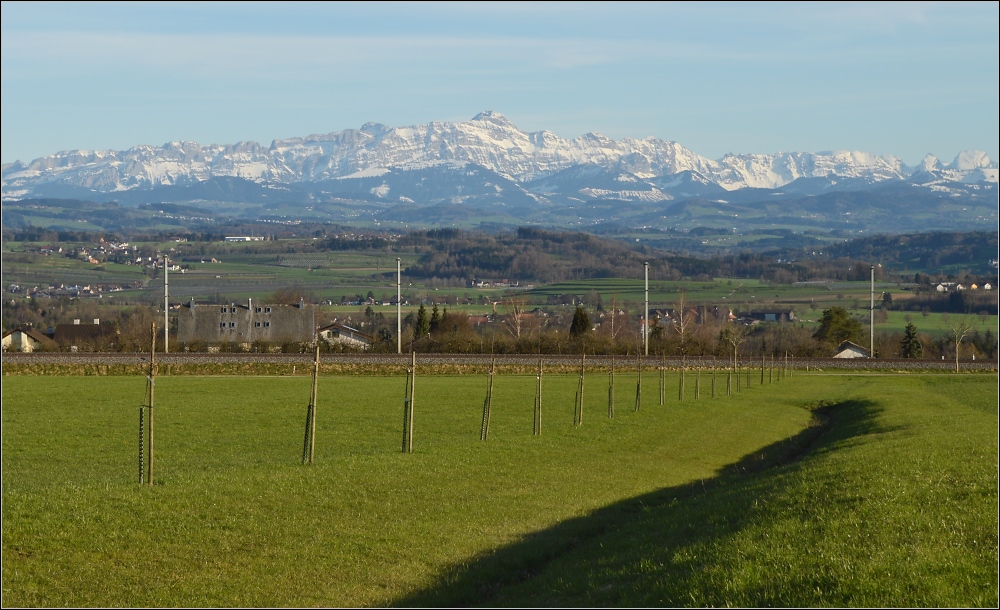 Sntis mit Alpsteinmassiv vom Thurgau aus betrachtet. April 2013.