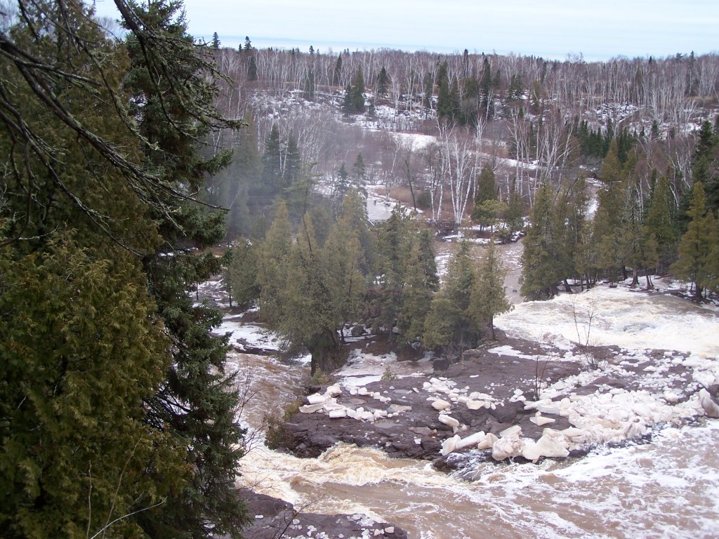 Schneeschmelze im Gooseberry Falls State Park am 1.4.2006 in Minnessota. Blick ber die Gooseberry Falls in Richtung Lake Superior.