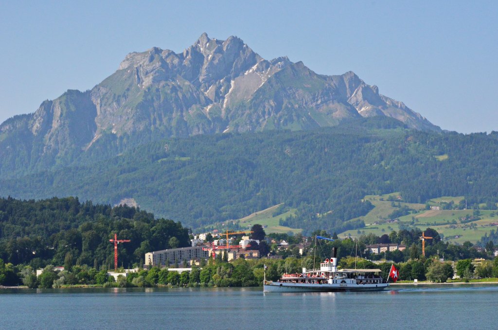 Schweizer Panorama. Der Vierwaldsttter See in Luzern mit dem Pilatus und seiner Hhe von 2'128,5 m im Hintergrund. Unten auf dem See der Schaufelraddampfer Gallia aufgenommen am 18.06.2013.