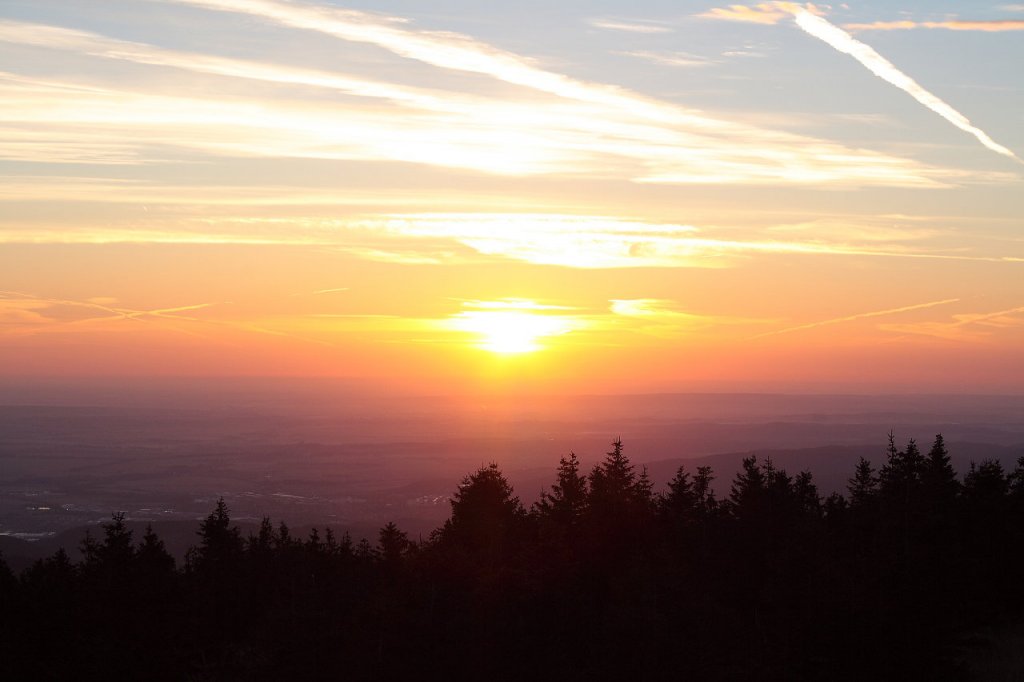 Sonnenaufgang auf dem Brocken: Die Sonne ist hinter eine kleine Wolke aufgestiegen und schafft einen wunderschnen Farbklang; Blick am frhen Morgen des 28.08.2012 vom Gipfelrundweg ber Wernigerode und das nordstliche Harzvorland