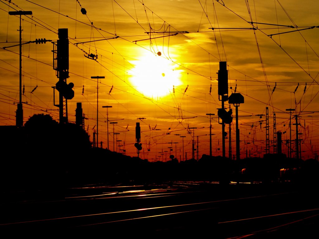 Sonnenuntergang am 01.07.2010 im Bahnhof Aachen West.