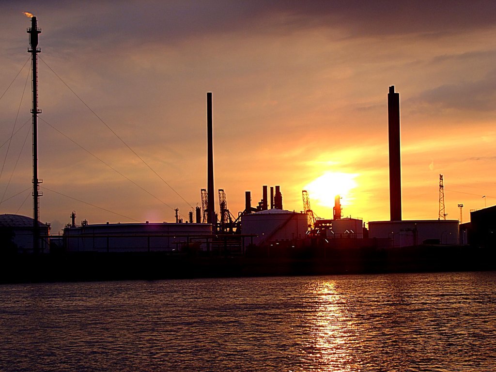 Sonnenuntergang, bzw. der Himmel brennt im Hafen von Antwerpen;110831