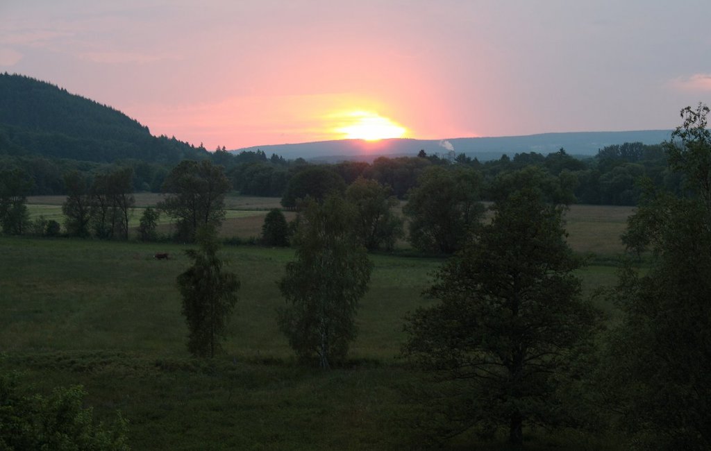 Sonnenuntergang ber dem Tal von Nunkirchen/Saar; die Sonne versinkt im Hintergrund hinter den westlichen Bergen des Hunsrck; Aufnahme vom Abend des 09.06.2013... 