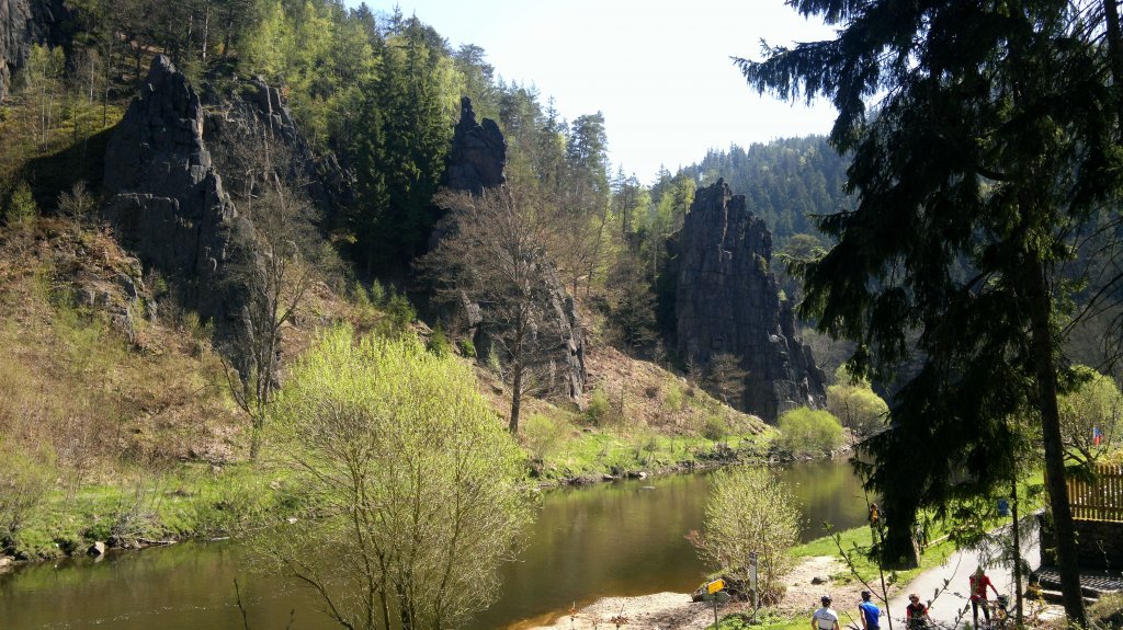 Svatosk skly am 27. 4. 2012. Zwischen Loket (Elbogen) und Karlsbad fliet die Eger durch das tief eingeschnittene Hans-Heiling-Tal. Blauen Wanderweg.