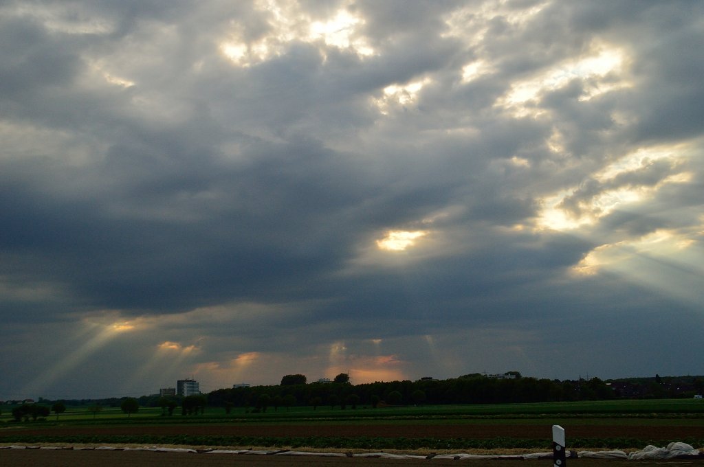 There's a storm coming, sang einst Joe Cocker und hier kommt er mit den Vorboten an dunkelen Regenwolken. Blick von Waat nach Odenkirchen. 28.5.2013