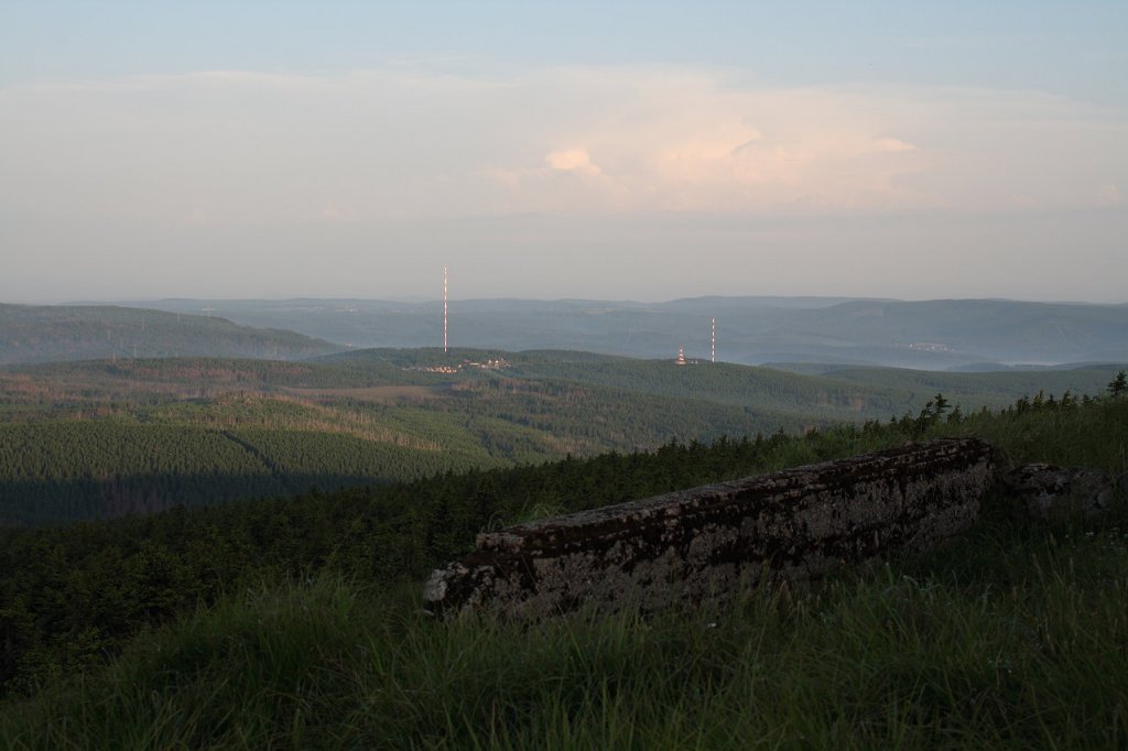 Torfhaus mit seinen riesigen Antennen in der frhen Morgensonne des 19.06.2013; Blick  vom Gipfelrundweg des Brocken...