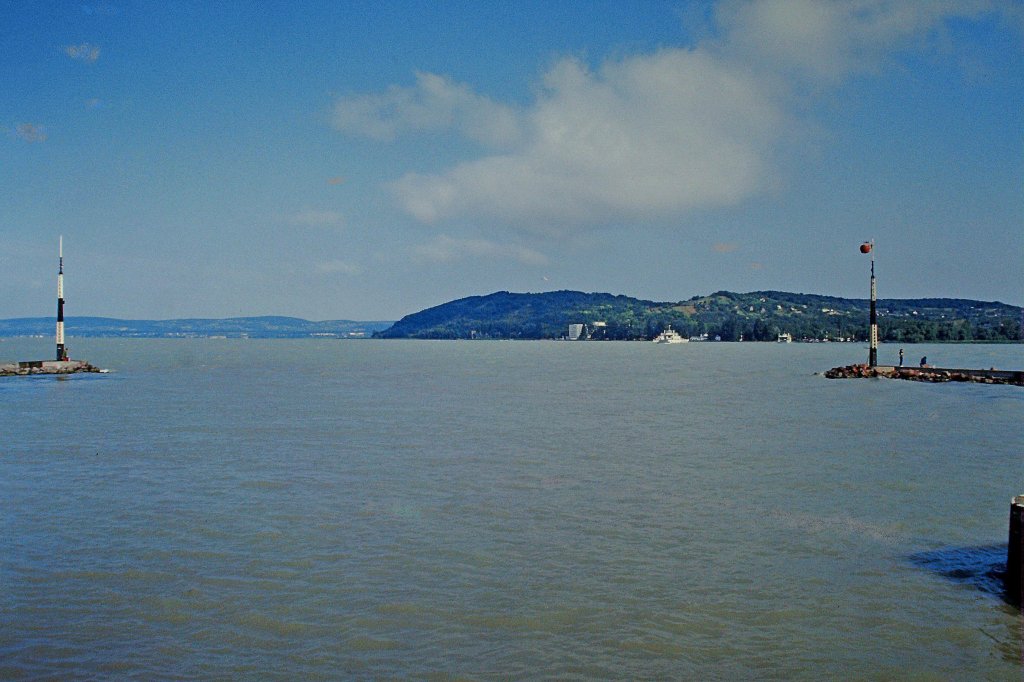 Ungarn, Blick von Szantod ber den Balaton zur Halbinsel Tihany im Aug.1986, Scan vom Dia, Feb.2012
