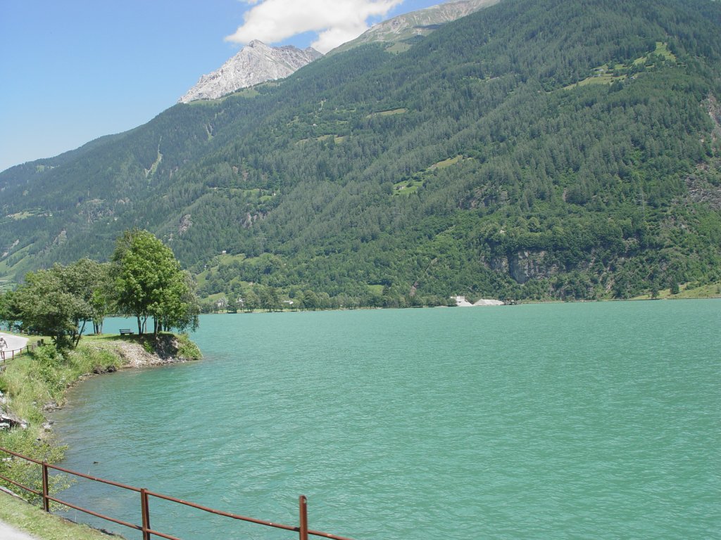 Unterwegs mit der Bernina Bahn von St. Moritz nach Tirano am 10.07.2008, hier am Lago di Poschiavo