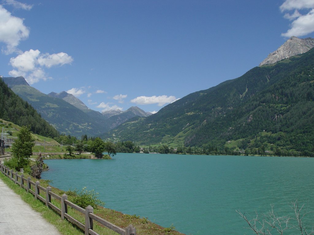 Unterwegs mit der Bernina Bahn von St. Moritz nach Tirano am 10.07.2008, hier am Lago di Poschiavo