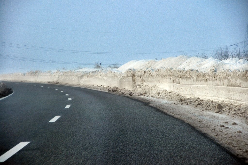 von den Schneemassen freigefrster Strassenabschnitt der Ortsumgehung von Stralsund nach dem Treiben von  Daisy  am 12.01.2010 aus dem fahrenden Auto