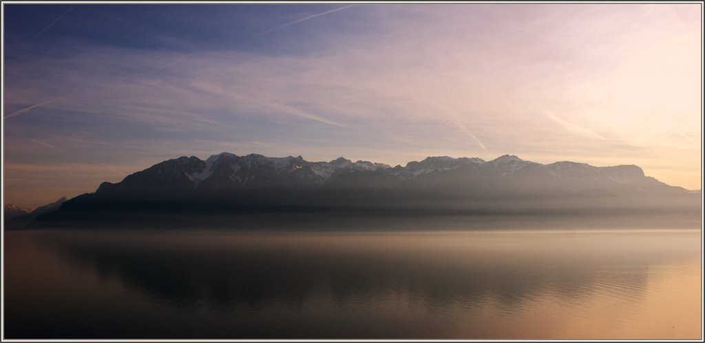 Walliser- und Savoyer Alpen spiegeln sich im Genfersee.
(08.02.2011)