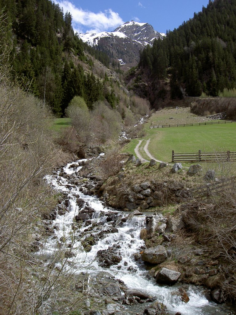 Wasserfall bei Kaltenbrunn im Kaunertal, Peuschelkopf (2915 M.) 28.04.2013)